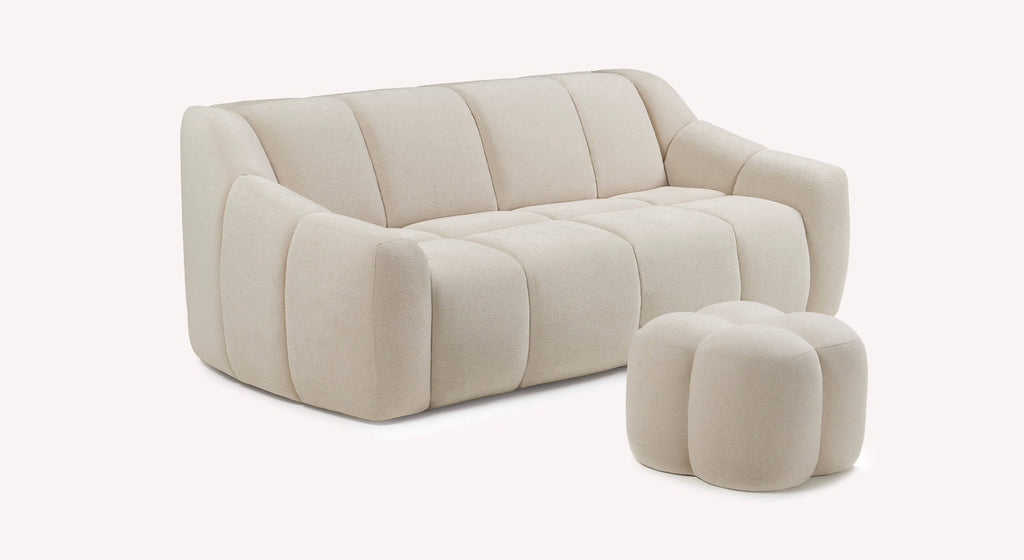 Lot canapé et pouf MAMA en tissu ivoire, design moderne avec contours arrondis, idéal pour un salon élégant et confortable.