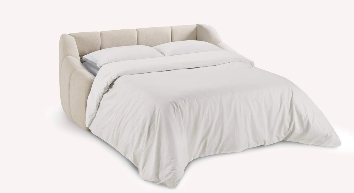 Lot canapé et pouf MAMA en tissu ivoire, canapé convertible déplié en couchage quotidien avec un vrai matelas, offrant confort et élégance pour un usage quotidien.