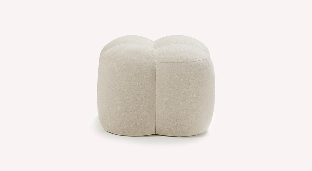 Pouf Mama Innuendo ivoire, design arrondi et capitonné, sur fond blanc