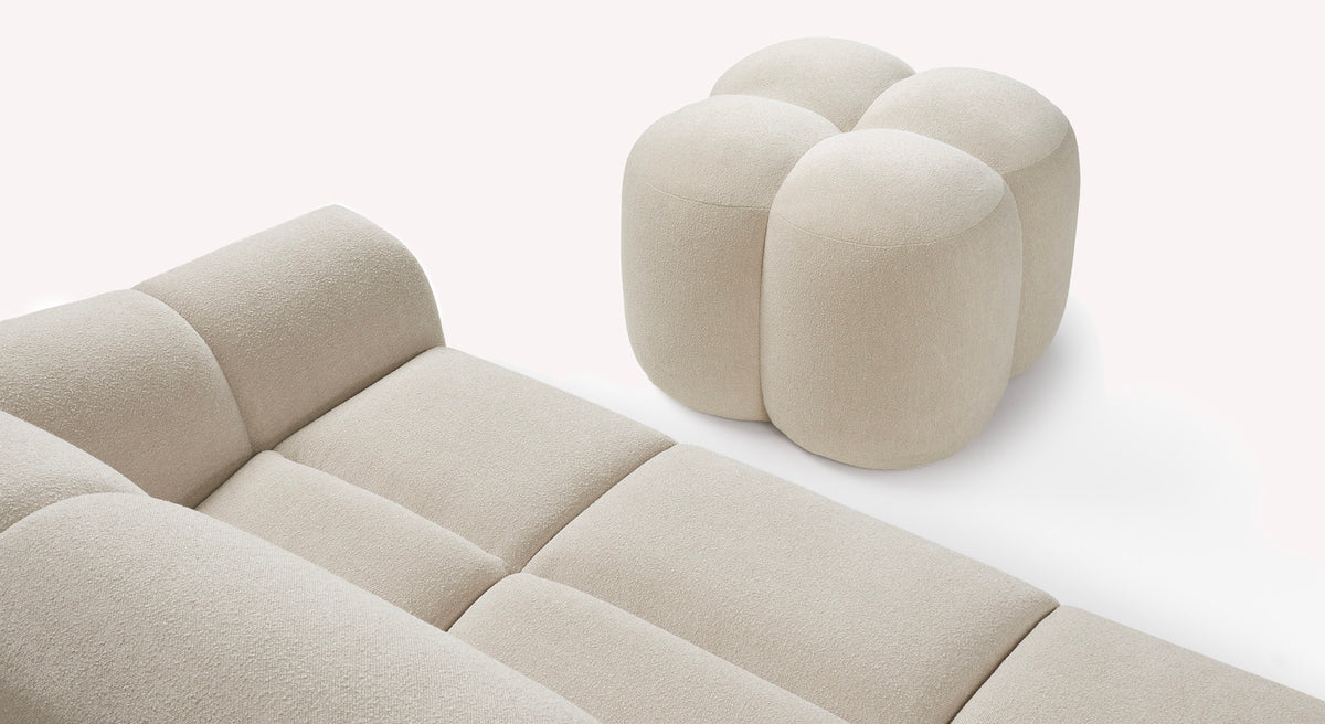 Lot canapé et pouf MAMA en tissu ivoire, ensemble de mobilier contemporain avec un canapé modulable et un pouf assorti pour un salon élégant et confortable.
