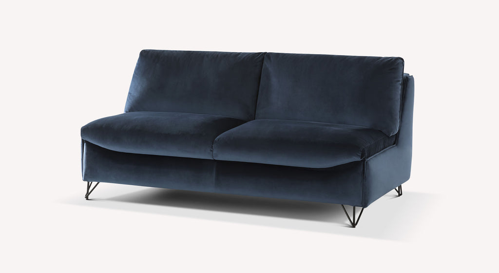 Canapé convertible MILES Amsterdam Nuit en velours bleu nuit avec structure métallique fine, offrant un couchage quotidien confortable et un design élégant.