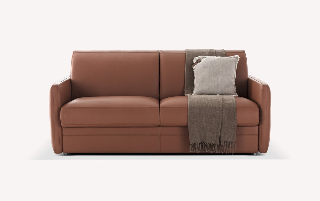 Canapé convertible en cuir marron New Azura Lux, avec coussin gris et plaid marron