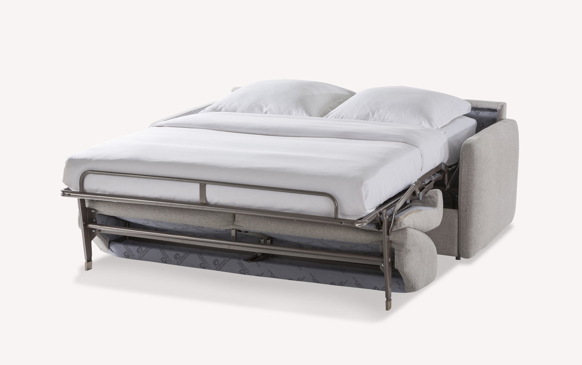 Canapé convertible Azura ouvert en tissu gris, avec matelas et oreillers blancs