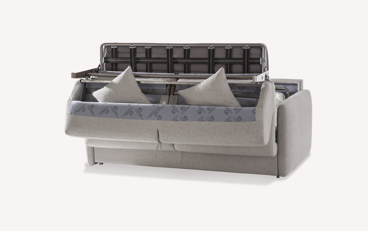 Canapé convertible BZ en tissu gris clair avec structure métallique visible, modèle NEW-AZURA Blend Perle ouvert pour montrer l'espace de couchage et les coussins assortis.