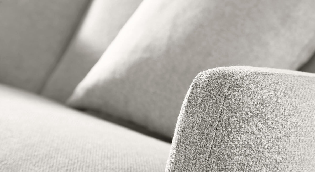 Accoudoir d'un canapé convertible New Azura en tissu blend perle, vue rapprochée montrant la revêtement du tissu