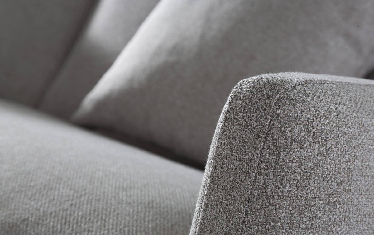 Accoudoir d'un canapé convertible New Azura en tissu gris, revêtement en gros plan