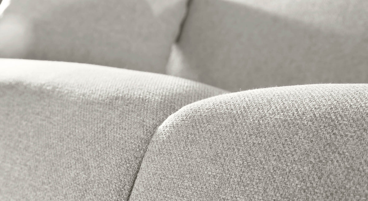 Gros plan sur le tissu perle d'un canapé convertible New Azura, montrant la revêtement et le tissage du matériau