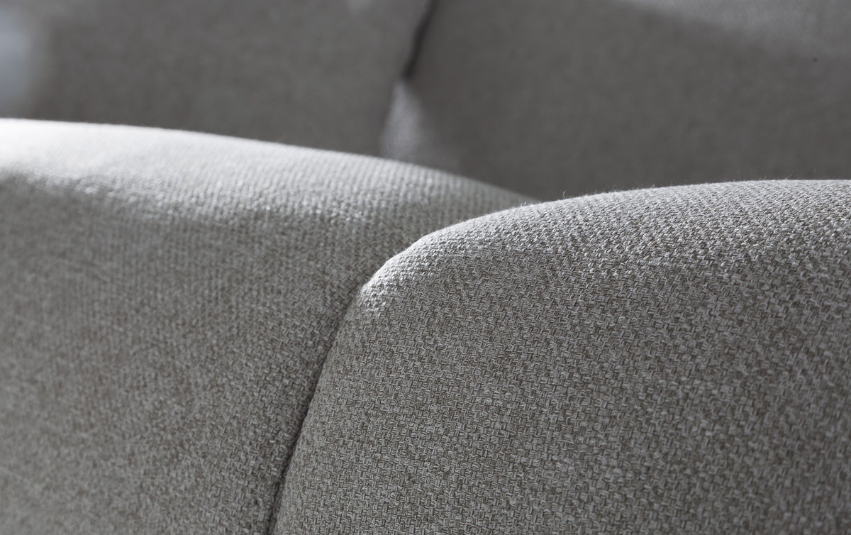Gros plan sur le tissu gris texturé d'un canapé convertible New Azura