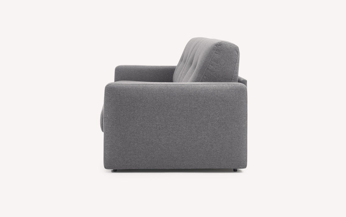 Canapé convertible en tissu gris Denver, vue latérale, accoudoir et dossier visibles