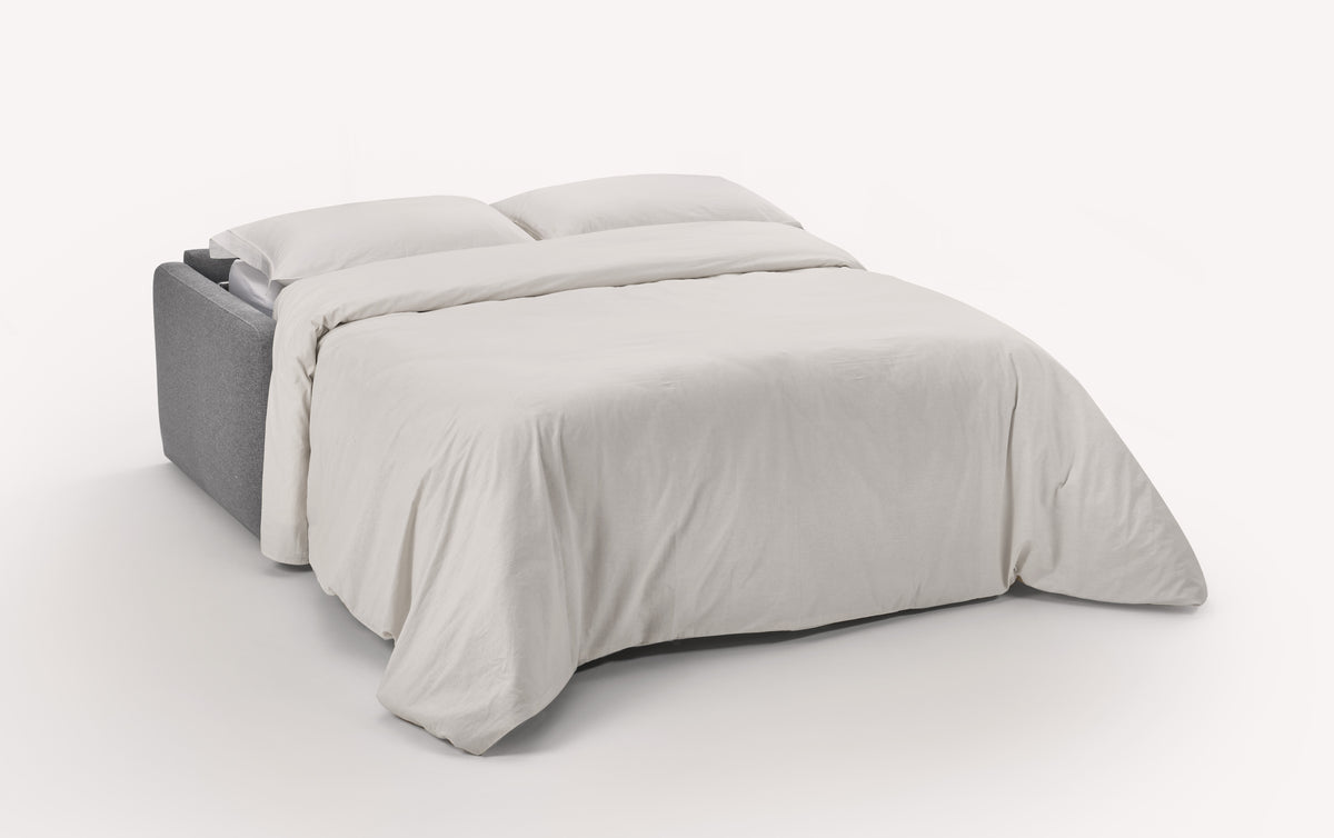 Canapé convertible ouvert en tissu gris Denver, transformé en lit avec draps blancs
