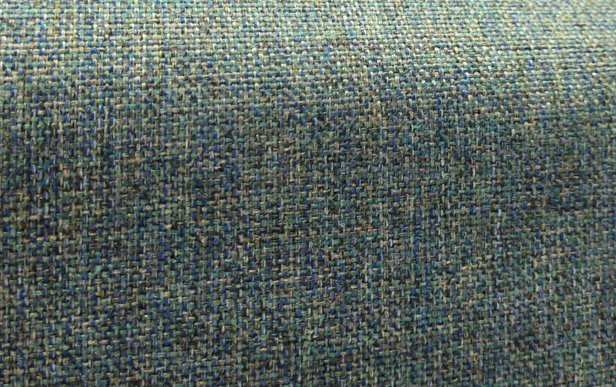 Gros plan sur le tissu d'un canapé convertible, motif tissé en bleu et vert, modèle Denver Lagon