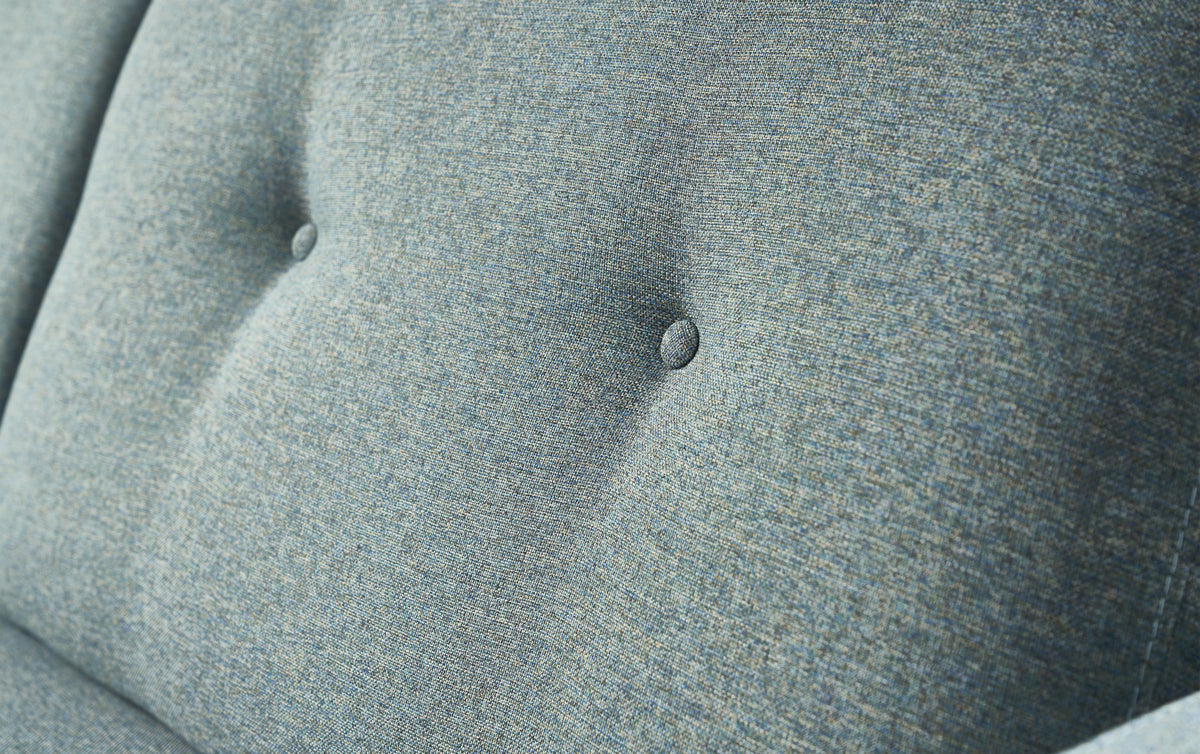 Gros plan sur le tissu bleu lagon du canapé convertible Ned en tissu Denver, avec boutons décoratifs