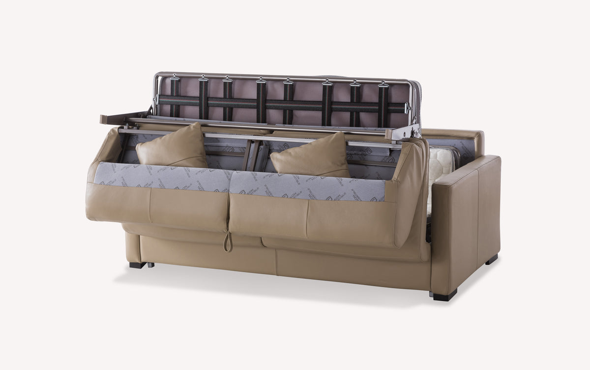 Canapé convertible en cuir mastic avec mécanisme déplié, coussins assortis et structure visible. Modèle Notte Lux