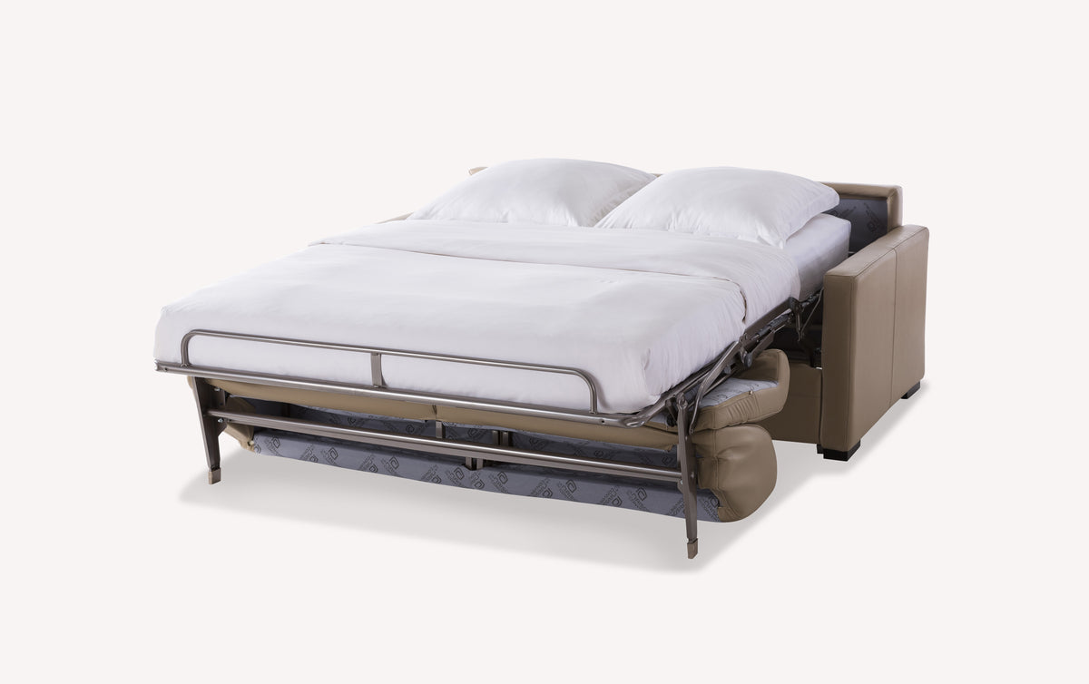 Canapé convertible Notte en cuir mastic, ouvert en position lit avec draps blancs