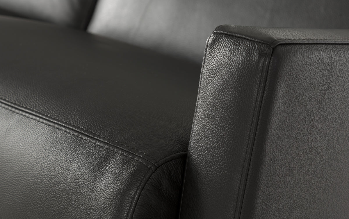 Accoudoir d'un canapé convertible en cuir noir luxueux, vue en gros plan