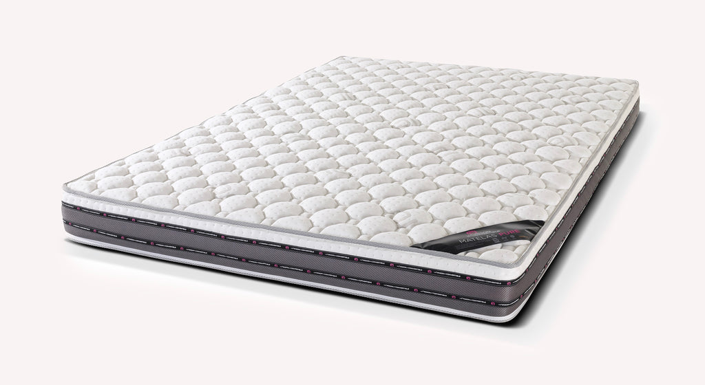 Matelas PURE présenté en position plate avec housse matelassée blanche et bordure grise, offrant un confort optimal pour un couchage quotidien durable.