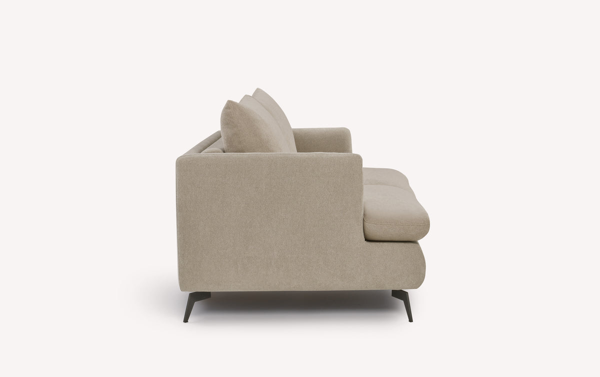 Canapé convertible en tissu beige, modèle Queen Innuendo, vu de côté, avec accoudoirs et pieds en métal noir