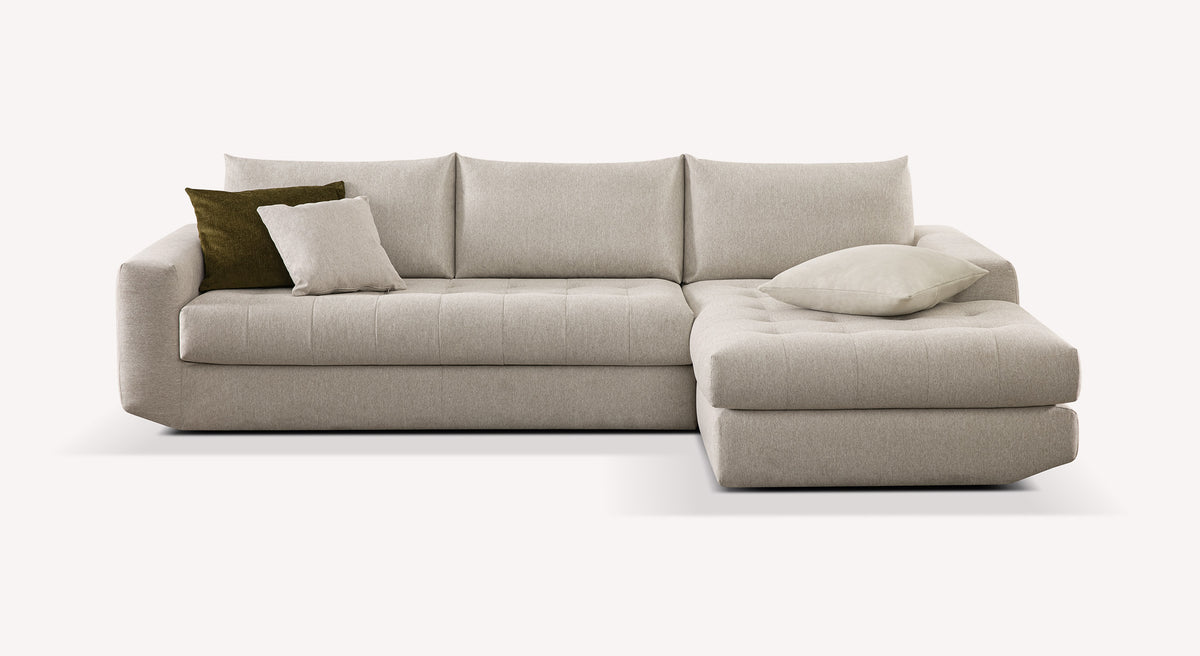 Canapé convertible d'angle Stella en tissu avoine, avec coussins décoratifs, style moderne et épuré