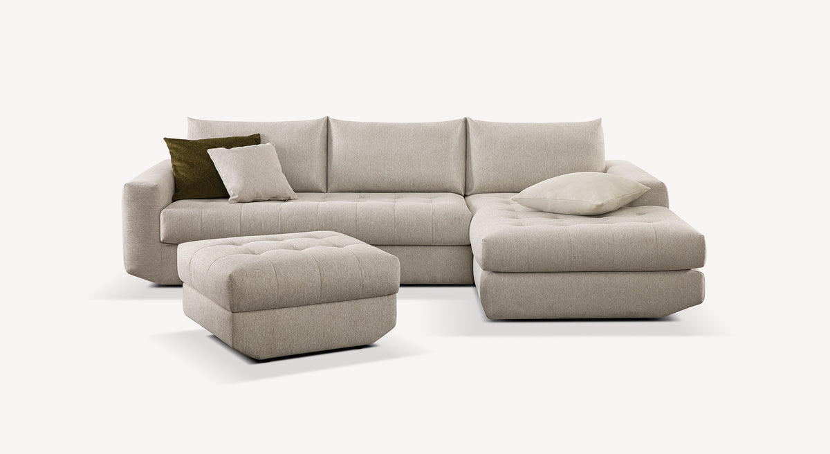 Canapé convertible d'angle Stella en tissu avoine, avec coussins assortis et pouf, design moderne et épuré