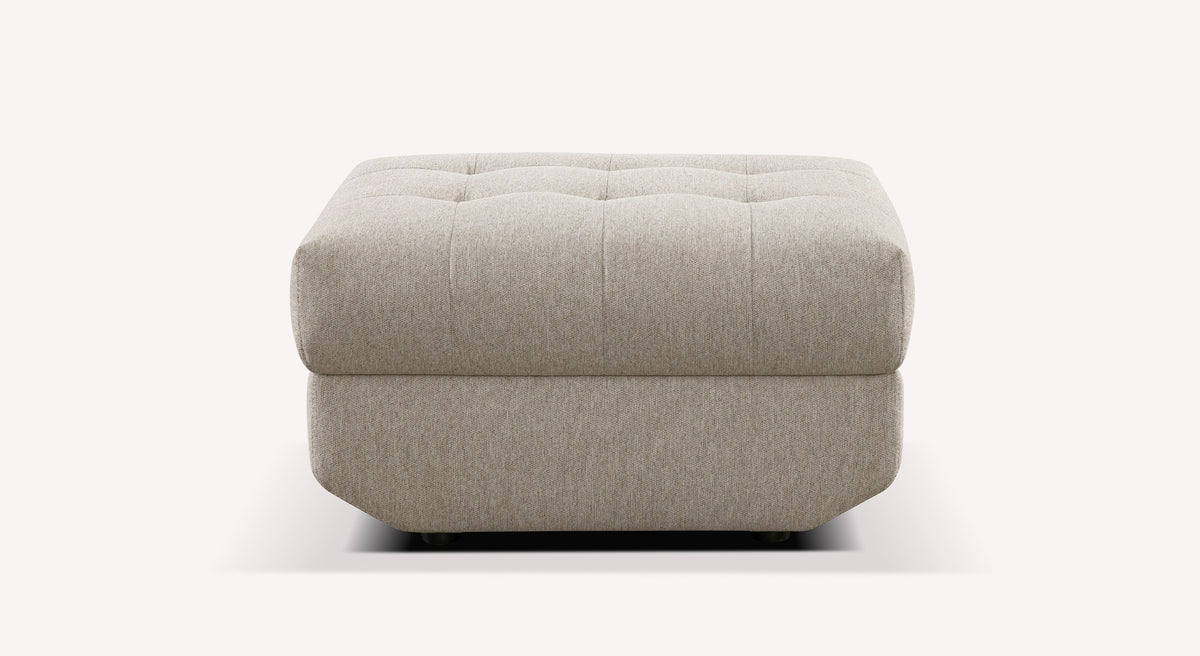 Pouf carré beige Stella avec capitonnage discret, présenté en packshot sur fond blanc
