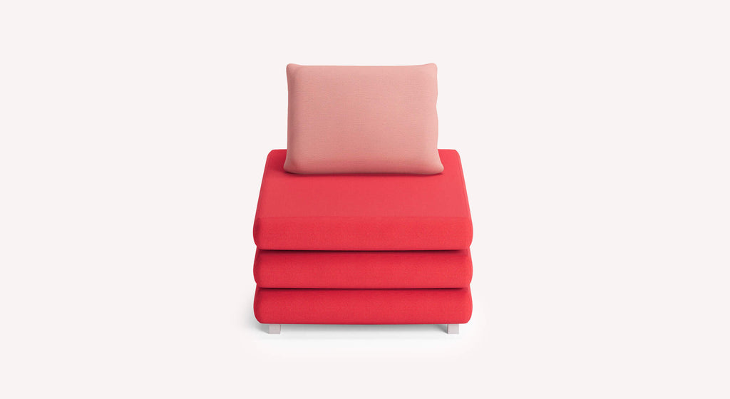 Fauteuil SUISSE Fluf Madras en tissu rouge et coussin rose, design compact et moderne pour un confort optimal dans un petit espace.