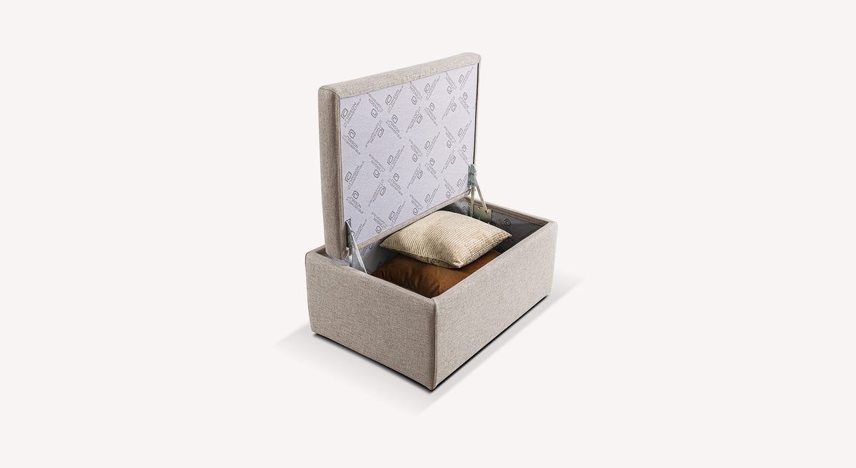 Pouf Coffre VIENNA Joint Mastic en tissu beige clair avec couvercle relevé, espace de rangement intérieur contenant des coussins, idéal pour compléter un canapé convertible.