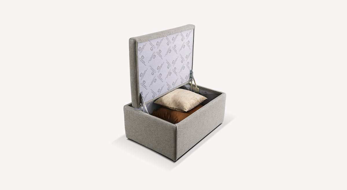 Lot canapé et pouf LYON sur fond blanc, pouf coffre en tissu gris ouvert avec coussins de rangement à l’intérieur, design moderne et fonctionnel.
