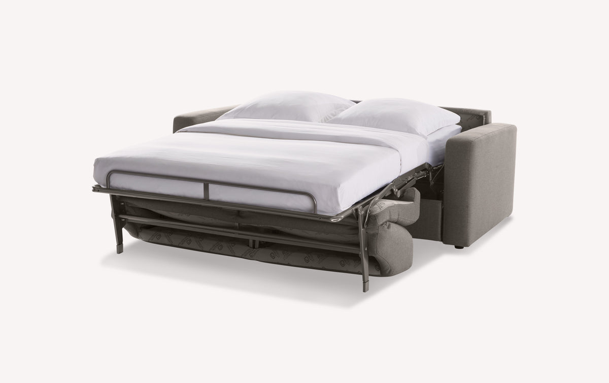 Canapé convertible Will ouvert, tissu Luna brume, avec matelas et oreillers blancs