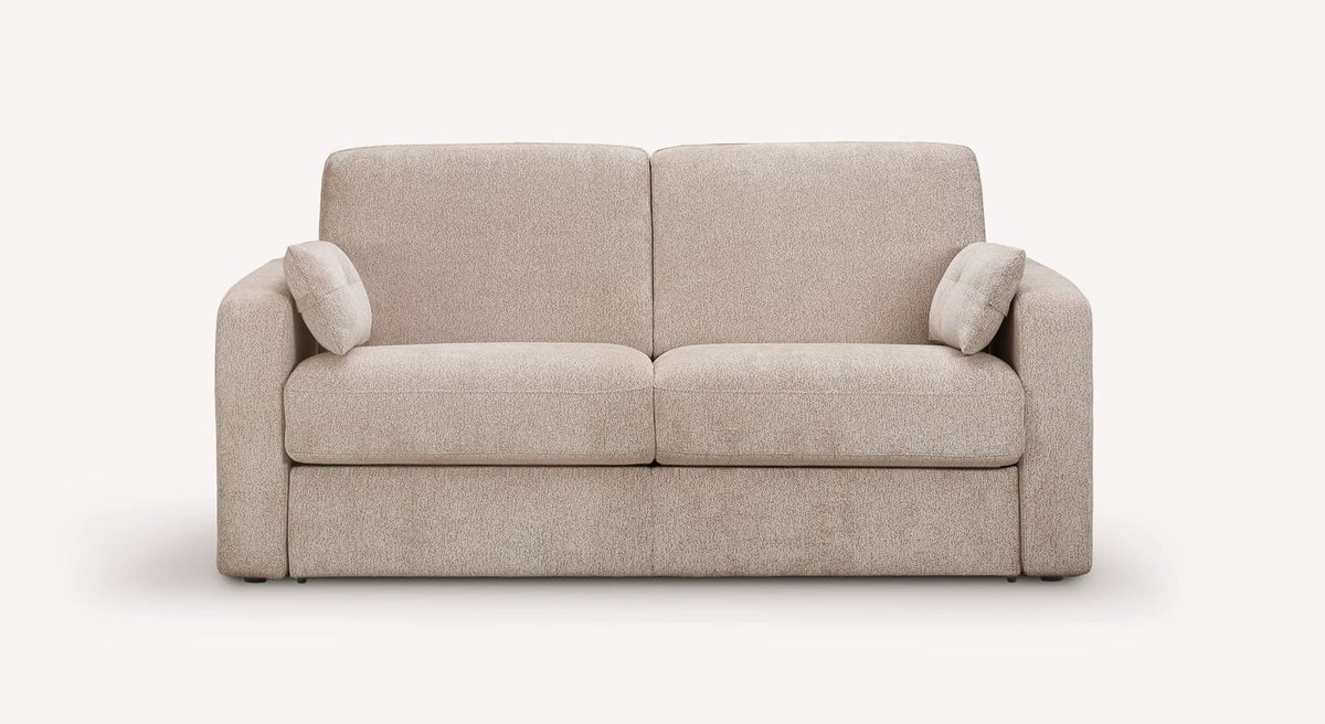 Canapé convertible WILL Misterio Brume en tissu beige clair avec coussins d'appoint, style moderne et épuré adapté pour un couchage quotidien confortable.
