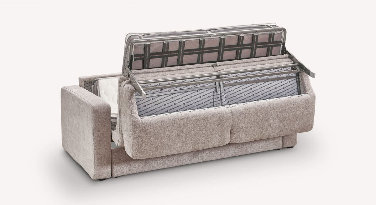 Canapé convertible WILL Misterio Brume en tissu gris clair, montrant son mécanisme d'ouverture pour couchage quotidien avec vrai matelas, design élégant et fonctionnel.