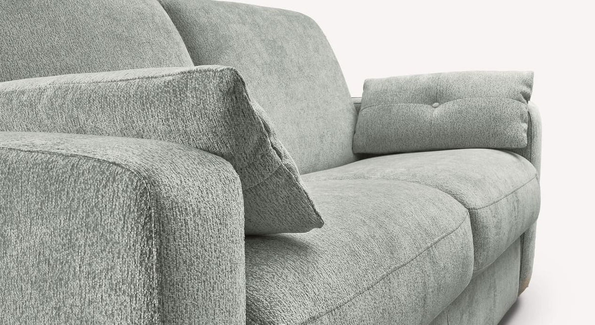 Canapé convertible WILL Misterio Silver en tissu gris clair avec accoudoir large et coussin d'appoint confortable, idéal pour un couchage quotidien.