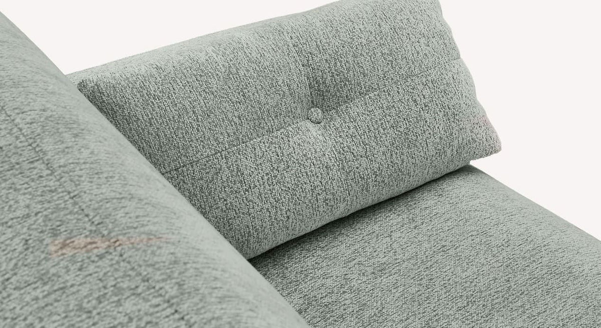 Détail du tissu gris texturé et du coussin rembourré du canapé convertible WILL Misterio Silver offrant un confort élégant et moderne.