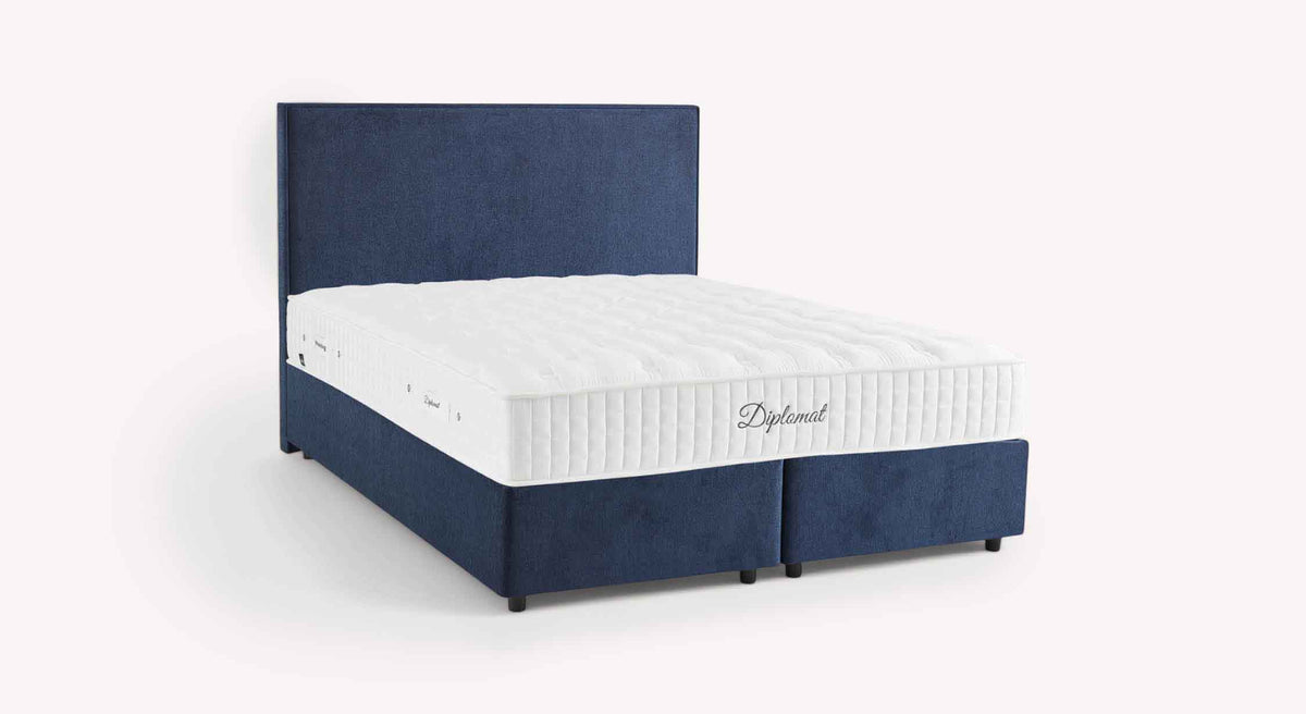 Pack lit coffre, matelas et tête de lit NINA Margon Basic Marine en tissu bleu marine avec matelas blanc épais, offrant un confort optimal et un espace de rangement intégré.