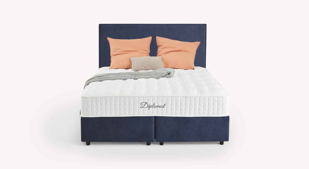 Lit coffre NINA Margon Basic Marine avec tête de lit assortie, matelas épais blanc et coussins décoratifs, design moderne et fonctionnel pour un couchage quotidien confortable.