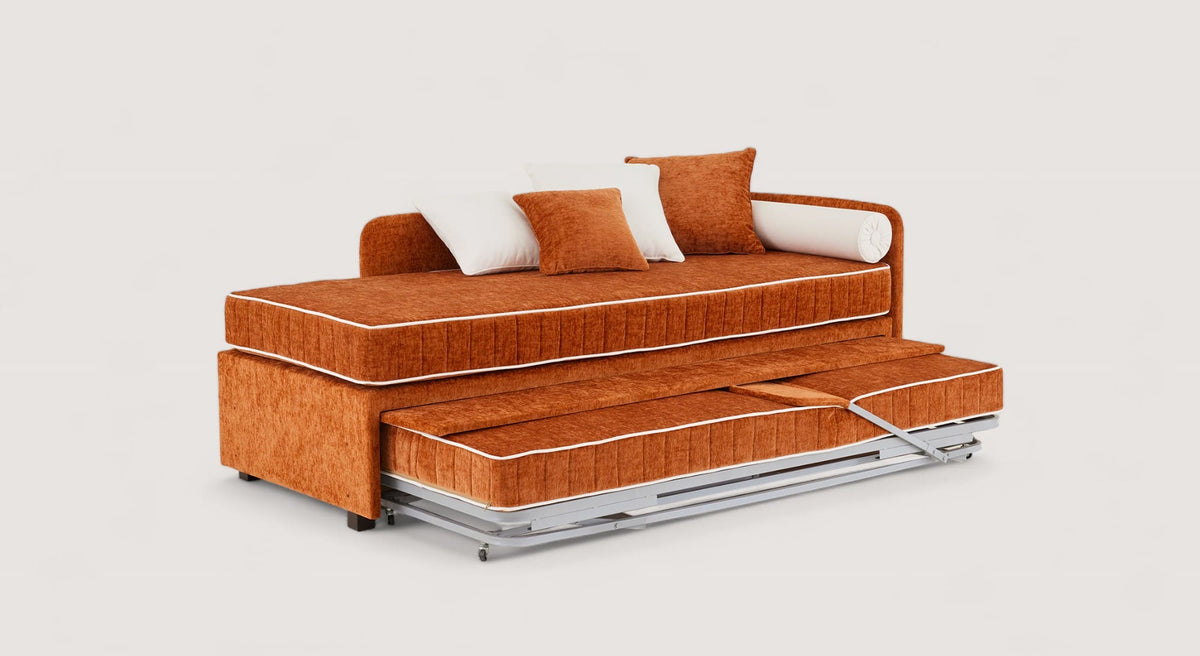Lit gigogne Nolan en tissu orange avec coussins, montrant le lit inférieur partiellement déplié
