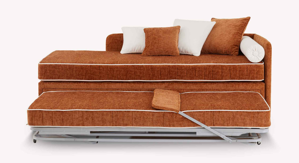 Lit gigogne NOLAN 250 tissus au choix en tissu marron avec structure métallique et coussins décoratifs blancs et marron, design compact et fonctionnel pour couchage supplémentaire.