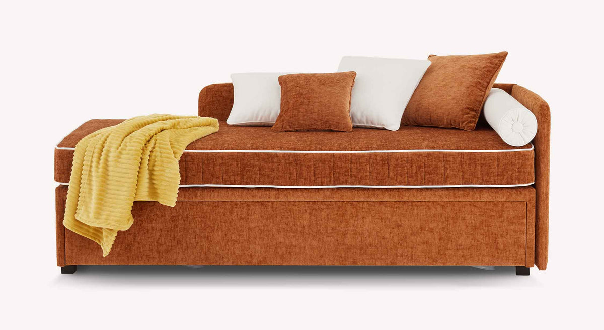 Lit gigogne NOLAN 250 tissus au choix en velours marron avec coussins assortis et plaid jaune, design élégant et confortable adapté pour couchage quotidien.