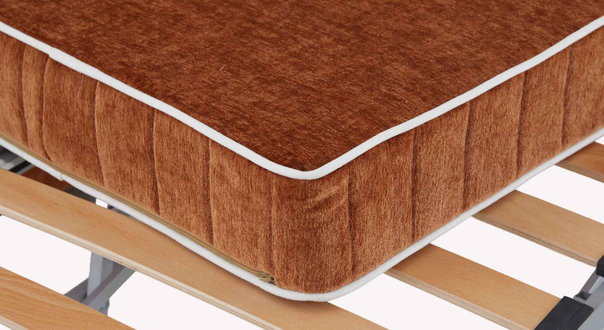 Matelas en tissu marron avec bordure blanche posé sur sommier à lattes en bois du Lit gigogne NOLAN 250 tissus au choix.