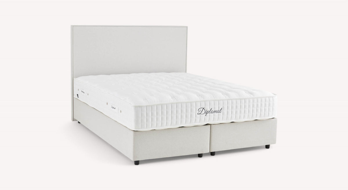 Lit Diplomat avec matelas blanc texturé et tête de lit assortie, sur fond neutre