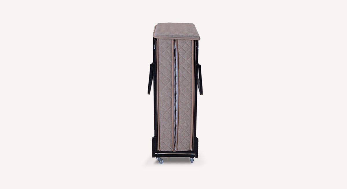 Lit pliant SPEEDY Zeugma Beige en position verticale, compact et facile à déplacer grâce à ses roulettes, idéal pour un couchage d'appoint pratique et peu encombrant.