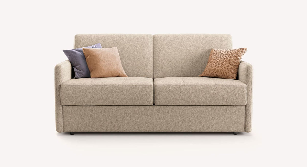 Canapé convertible MARLON Misterio Grege en tissu beige clair avec coussins décoratifs, conçu pour un couchage quotidien confortable et un style moderne.