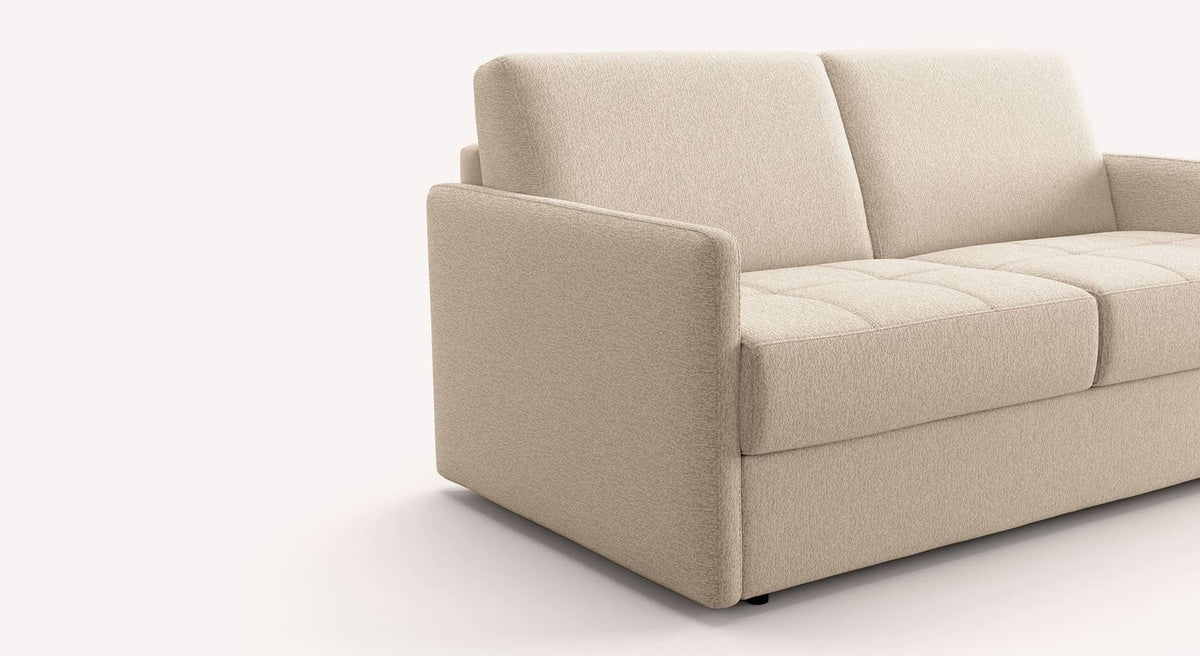 Canapé convertible MARLON Misterio Grege en tissu beige clair avec assise et dossier rembourrés, design moderne et confortable idéal pour couchage quotidien.