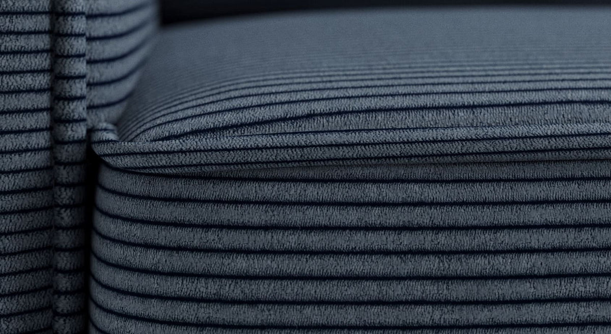 Gros plan sur le tissu côtelé bleu nuit d'un canapé convertible Ridley Lincoln