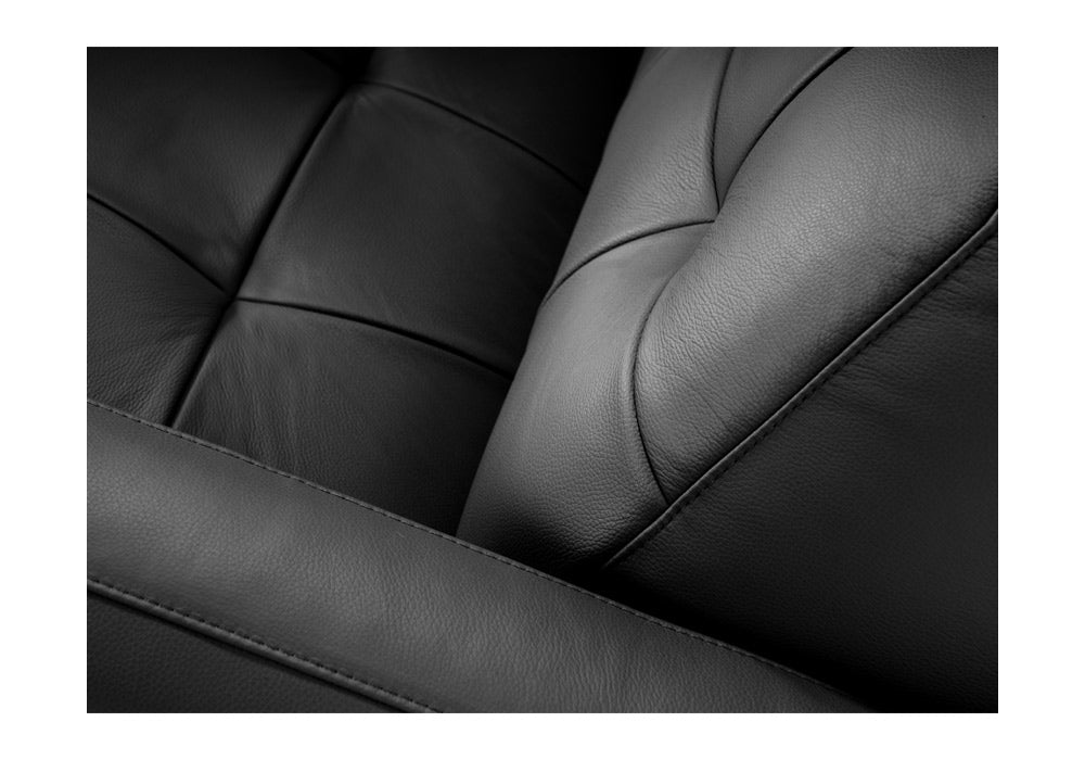 Détail du cuir noir du canapé convertible Clark Sidney 80, montrant les coutures et le grain du matériau