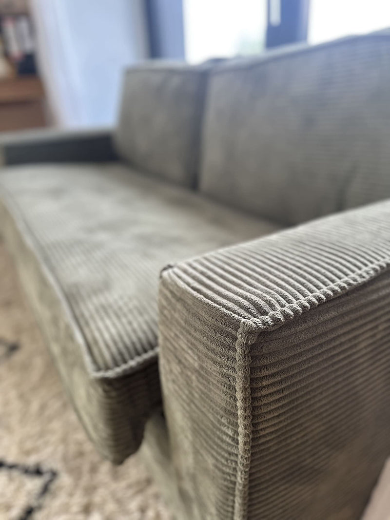Zoom tissu en velours côtelé vert sur le canapé Ridley
