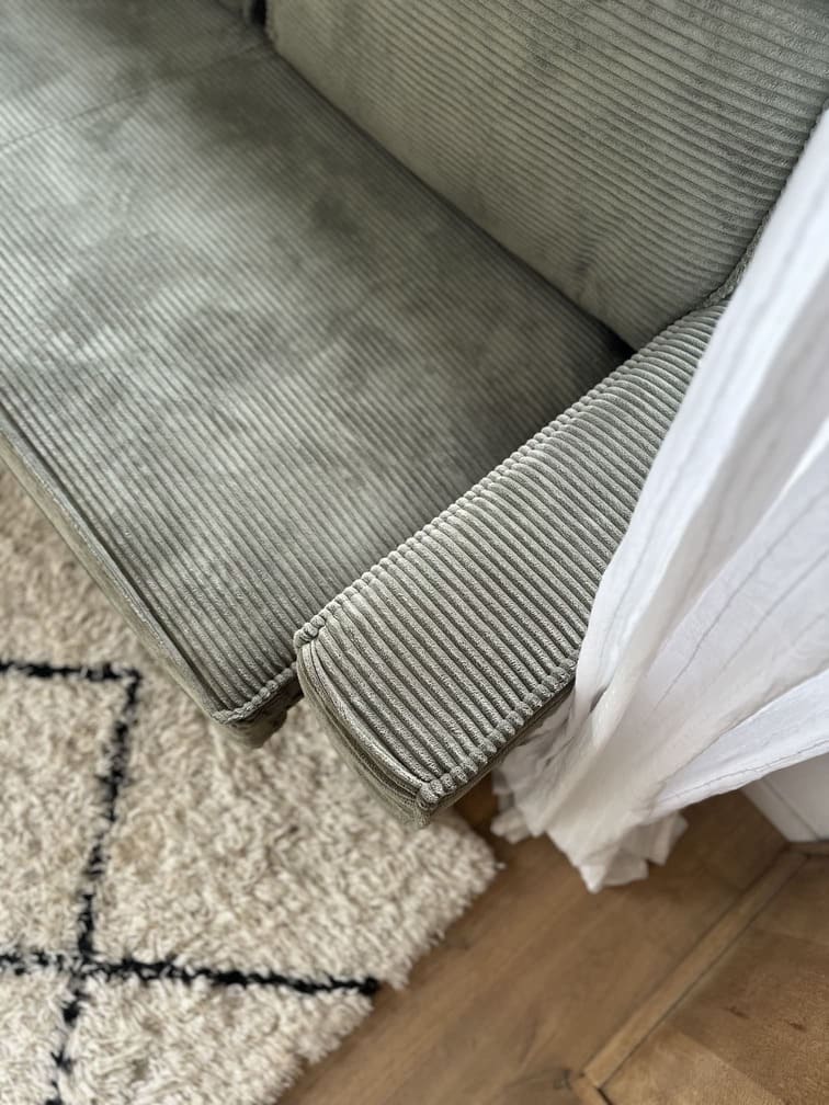 Zoom tissu velours du canapé Ridley par une.maison.pour.lison